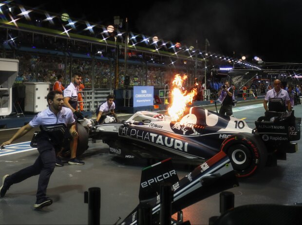 Der AlphaTauri von Pierre Gasly steht im Training zum Formel-1-Rennen in Singapur in Flammen
