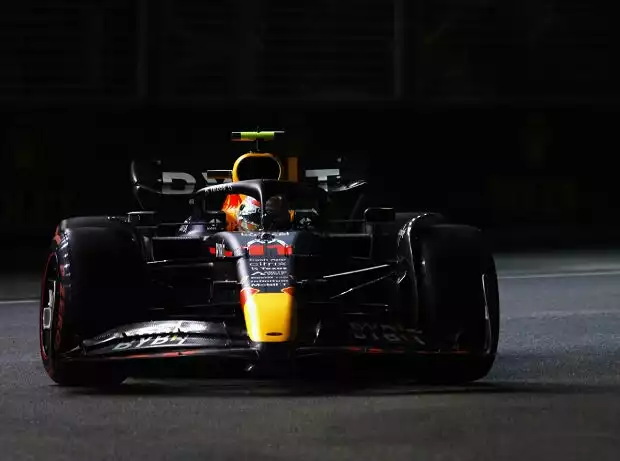 Titel-Bild zur News: Sergio Perez (Red Bull RB18) im Qualifying zum Formel-1-Rennen in Singapur 2022