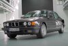 BMW 767iL (E32) zeigt seinen monströsen V16-Motor vor der Kamera