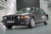 Bild zum Inhalt: BMW 767iL (E32) zeigt seinen monströsen V16-Motor vor der Kamera