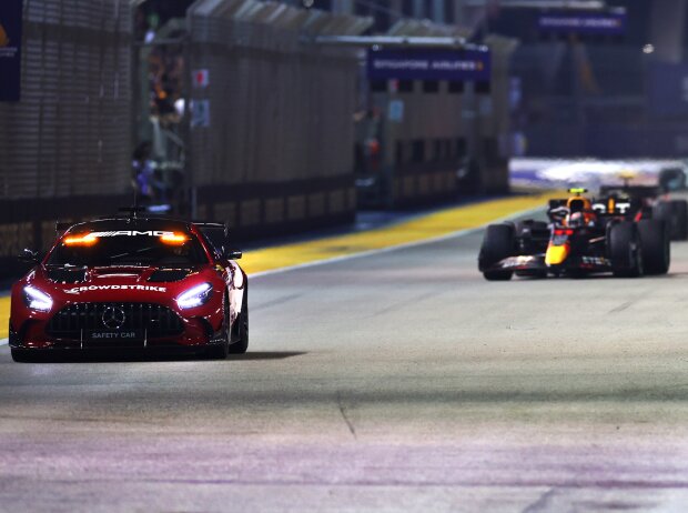 Titel-Bild zur News: Sergio Perez (Red Bull RB18) hinter dem Safety-Car beim Formel-1-Rennen in Singapur 2022