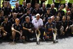 Max Verstappen (Red Bull), Christian Horner, Helmut Marko, Sergio Perez (Red Bull) und Adrian Newey 
