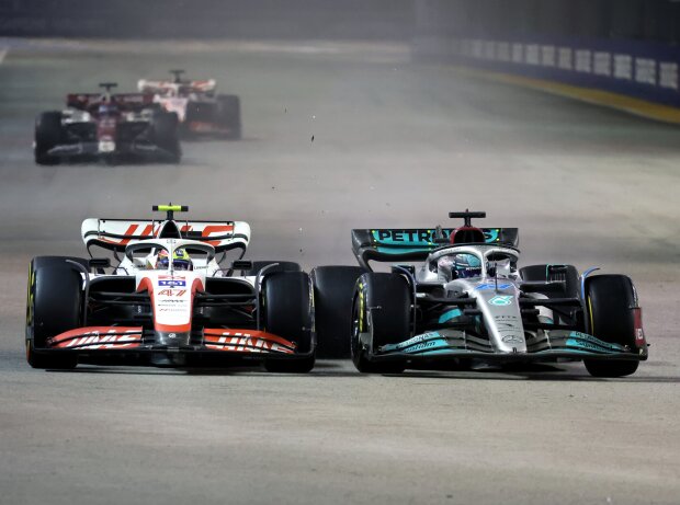 Mick Schumacher (Haas VF-22) und George Russell (Mercedes W13) kollidieren beim Formel-1-Rennen in Singapur 2022
