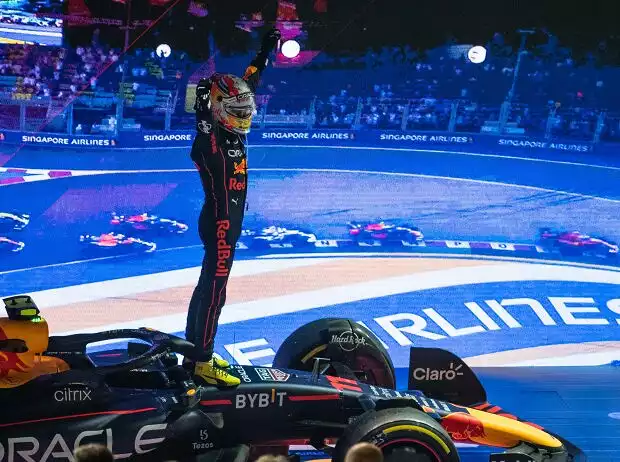 Sergio Perez (Red Bull RB18) bejubelt den Sieg beim Formel-1-Rennen in Singapur Titel-Bild zur News: Sergio Perez (Red Bull RB18) bejubelt den Sieg beim Formel-1-Rennen in Singapur