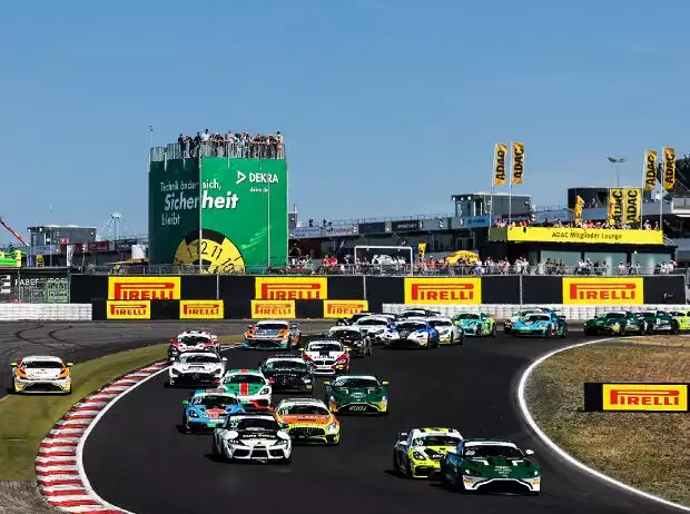 Start des Rennens der ADAC GT4 Germany auf dem Nürburgring Titel-Bild zur News: Start des Rennens der ADAC GT4 Germany auf dem Nürburgring