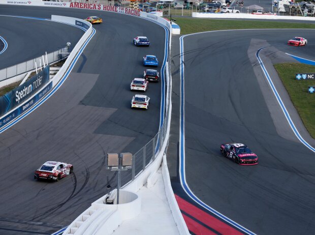 Titel-Bild zur News: NASCAR-Action auf dem Roval des Charlotte Motor Speedway