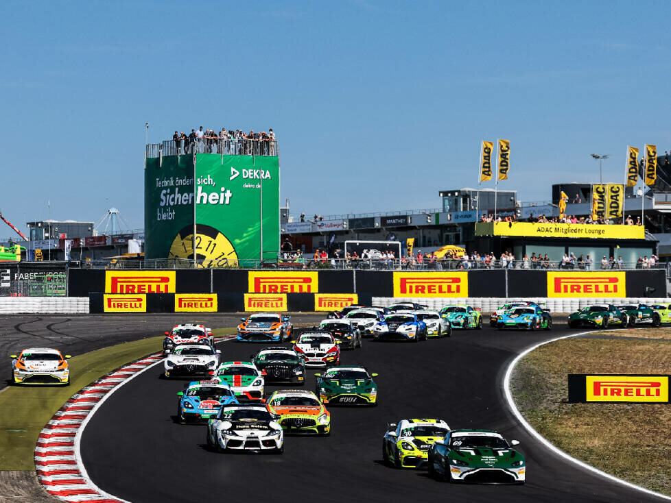 Start des Rennens der ADAC GT4 Germany auf dem Nürburgring