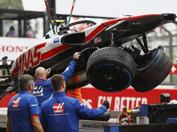 Mick Schumachers Haas wird nach einem Unfall beim Formel-1-Training in Suzuka 2022 verladen Titel-Bild zur News: Mick Schumachers Haas wird nach einem Unfall beim Formel-1-Training in Suzuka 2022 verladen