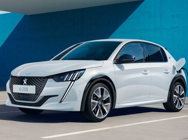 Peugeot e-208 (2023) beim Aufladen Peugeot e-208 (2023) beim Aufladen