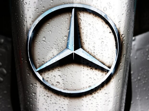 Titel-Bild zur News: Mercedes-Logo im Regen