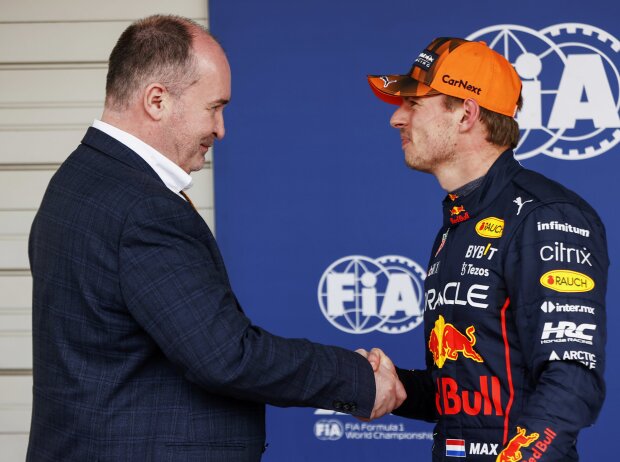 Titel-Bild zur News: FIA-Vizepräsident Robert Reid gratuliert Max Verstappen (Red Bull) zur Poleposition in Suzuka 2022