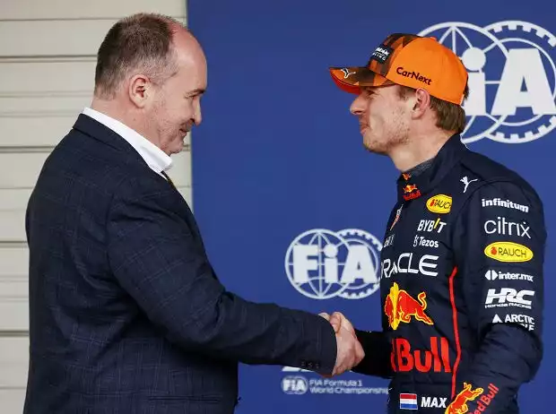 FIA-Vizepräsident Robert Reid gratuliert Max Verstappen (Red Bull) zur Poleposition in Suzuka 2022 Titel-Bild zur News: FIA-Vizepräsident Robert Reid gratuliert Max Verstappen (Red Bull) zur Poleposition in Suzuka 2022