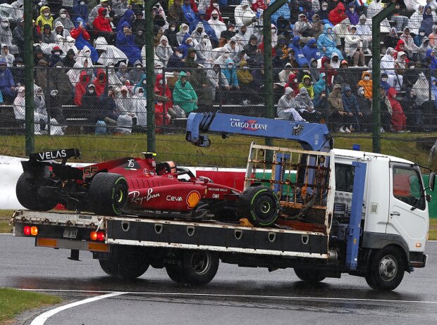 Titel-Bild zur News: Der Ferrari von Carlos Sainz nach dem Unfall in Suzuka 2022