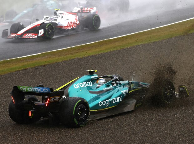 Titel-Bild zur News: Sebastian Vettel dreht sich nach dem Start des Formel-1-Rennens in Suzuka 2022 ins Kiesbett