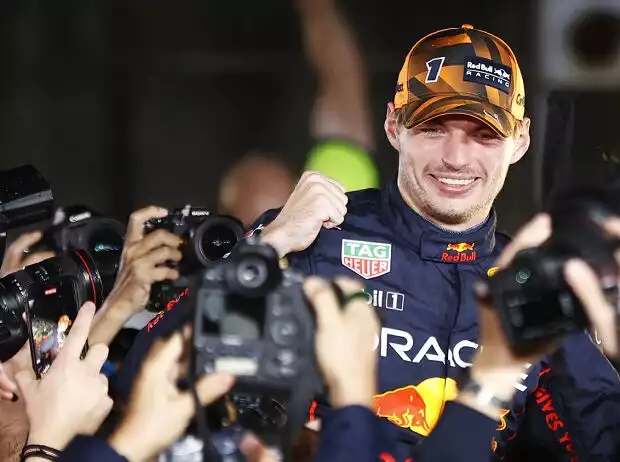 Max Verstappen wird fotografiert nach dem Formel-1-Rennen in Suzuka 2022 Titel-Bild zur News: Max Verstappen wird fotografiert nach dem Formel-1-Rennen in Suzuka 2022