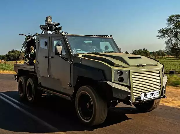 Gepanzerter, sechsrädiger Toyota Land Cruiser von SVI Engineering Titel-Bild zur News: Gepanzerter, sechsrädiger Toyota Land Cruiser von SVI Engineering