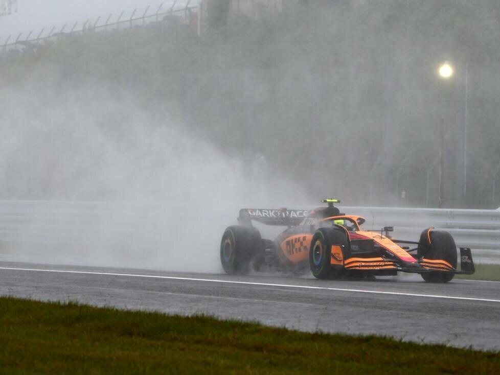 Lando Norris in der Gischt beim Formel-1-Rennen in Suzuka 2022