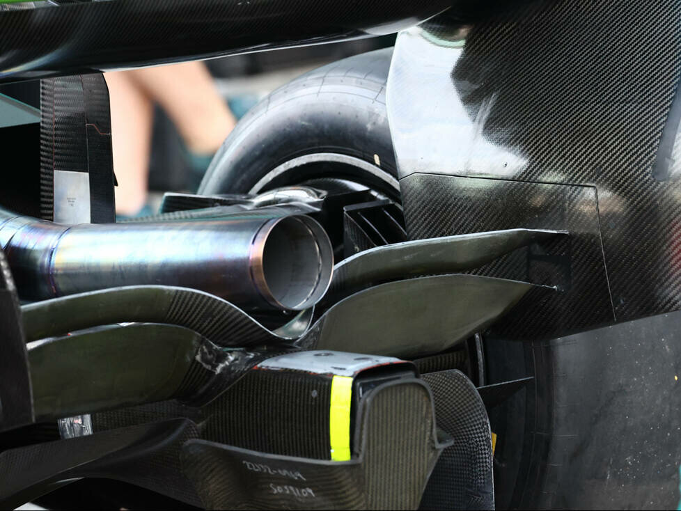 Heckflügel des Aston Martin AMR22 im Detail