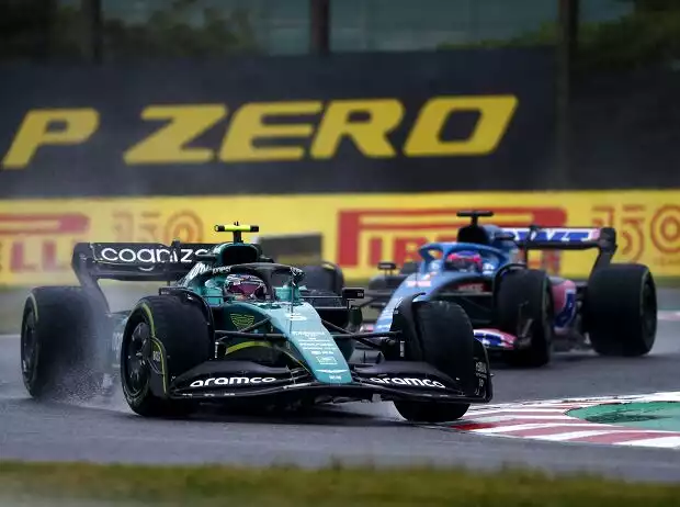 Sebastian Vettel (Aston Martin) vor Fernando Alonso (Alpine) beim Formel-1-Rennen in Japan 2022 Titel-Bild zur News: Sebastian Vettel (Aston Martin) vor Fernando Alonso (Alpine) beim Formel-1-Rennen in Japan 2022