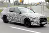 Bild zum Inhalt: Mercedes E-Klasse T-Modell (Baureihe 214) als Erlkönig erwischt