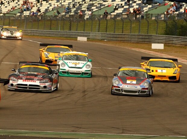 Schon beim allerersten Rennen des ADAC GT Masters war Seyffarth Motorsport (Porsche #2) dabei