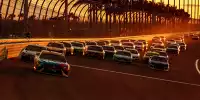 NASCAR-Action bei Sonnenuntergang auf dem Homestead-Miami Speedway