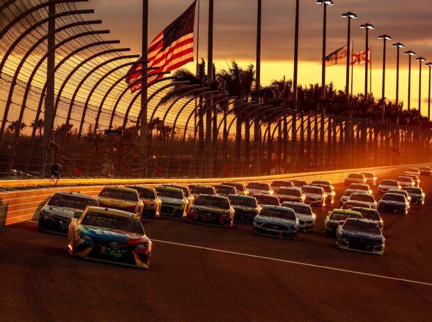 NASCAR-Action bei Sonnenuntergang auf dem Homestead-Miami Speedway