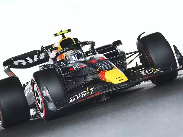 Sergio Perez im Red Bull RB18 Titel-Bild zur News: Sergio Perez im Red Bull RB18