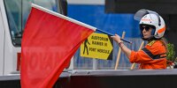 Sportwartin in Monaco mit der roten Flagge beim Formel-1-Rennen 2022