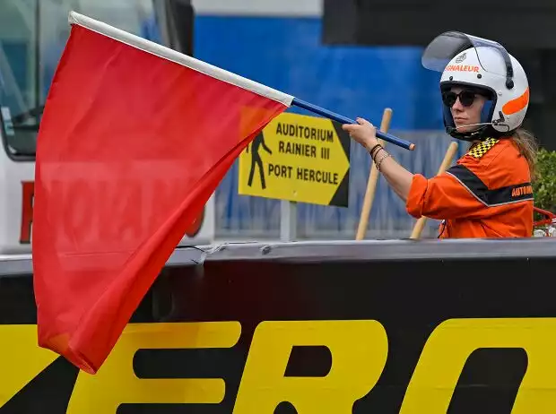 Sportwartin in Monaco mit der roten Flagge beim Formel-1-Rennen 2022 Titel-Bild zur News: Sportwartin in Monaco mit der roten Flagge beim Formel-1-Rennen 2022