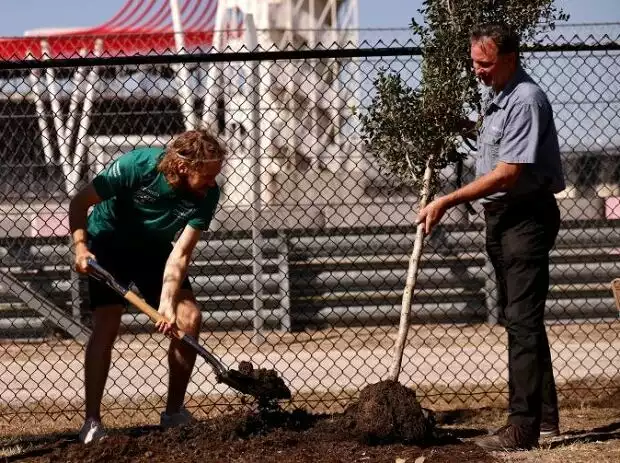 Sebastian Vettel pflanzt einen Baum an der Formel-1-Strecke in Austin 2022 Titel-Bild zur News: Sebastian Vettel pflanzt einen Baum an der Formel-1-Strecke in Austin 2022