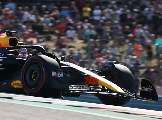 Max Verstappen im Red Bull RB18 im Formel-1-Training in Austin 2022 Titel-Bild zur News: Max Verstappen im Red Bull RB18 im Formel-1-Training in Austin 2022