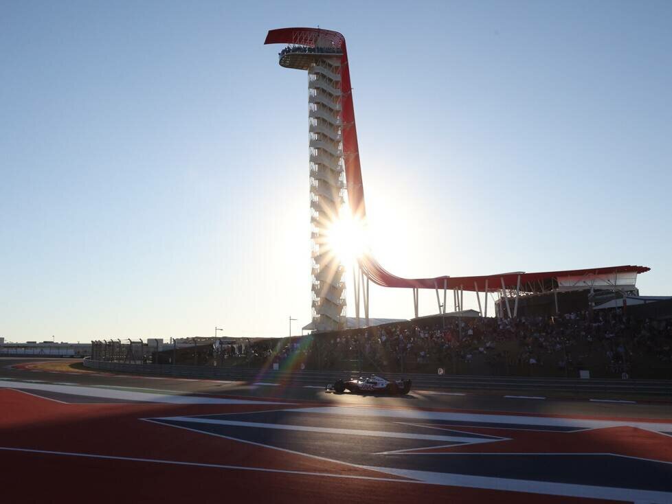 Kevin Magnussen vor dem Aussichtsturm der Formel-1-Strecke in Austin 2022