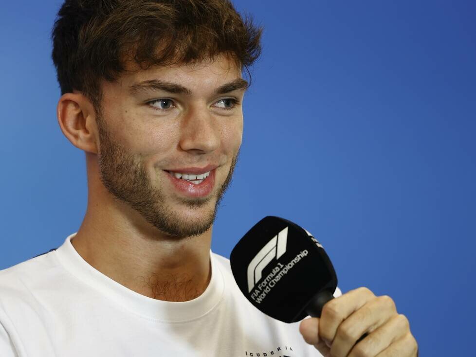 Pierre Gasly mit einem Mikrofon in der Formel-1-Pressekonferenz