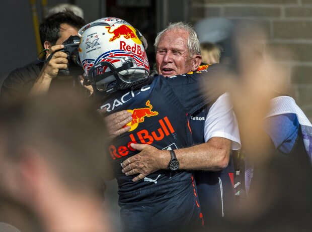 Titel-Bild zur News: Max Verstappen (Red Bull) und Helmut Marko jubeln über den Sieg beim Formel-1-Rennen in Austin 2022