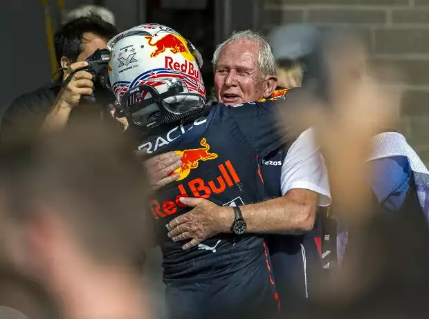 Max Verstappen (Red Bull) und Helmut Marko jubeln über den Sieg beim Formel-1-Rennen in Austin 2022 Titel-Bild zur News: Max Verstappen (Red Bull) und Helmut Marko jubeln über den Sieg beim Formel-1-Rennen in Austin 2022