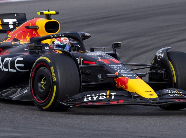 Titel-Bild zur News: Sergio Perez mit fehlender Endplatte am Frontflügel seines Red Bull RB18