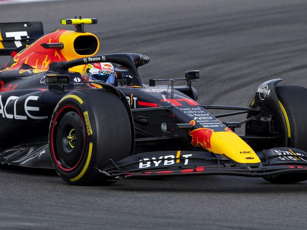 Sergio Perez mit fehlender Endplatte am Frontflügel seines Red Bull RB18