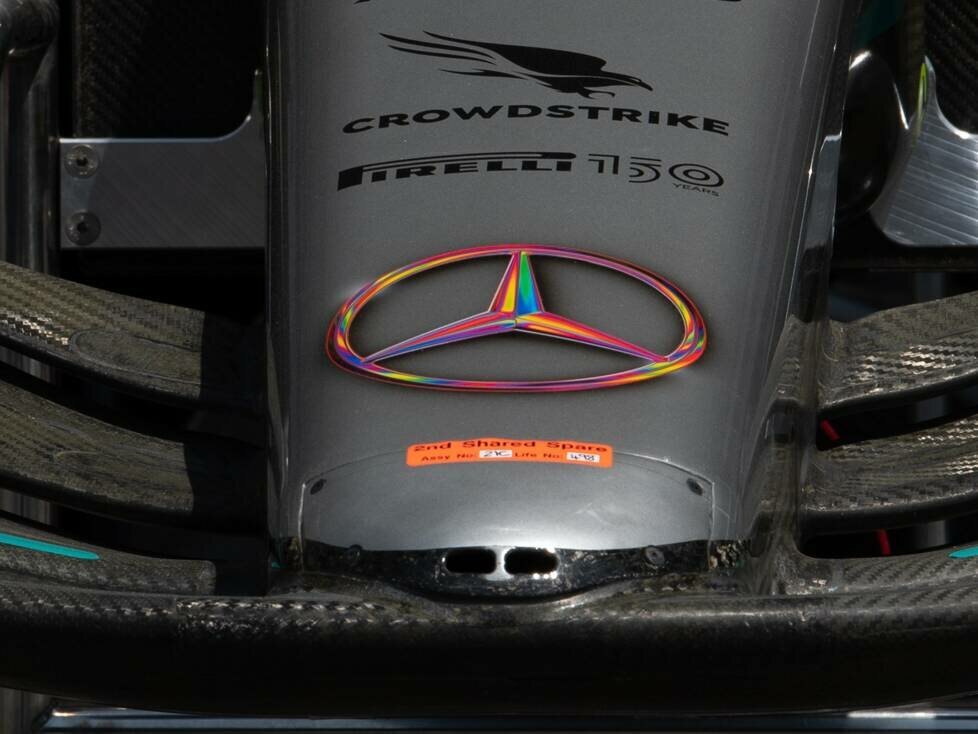 Mercedes-Stern in Regenbogenfarben