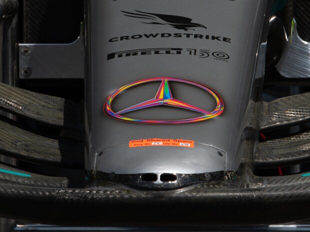 Mercedes-Stern in Regenbogenfarben Mercedes-Stern in Regenbogenfarben