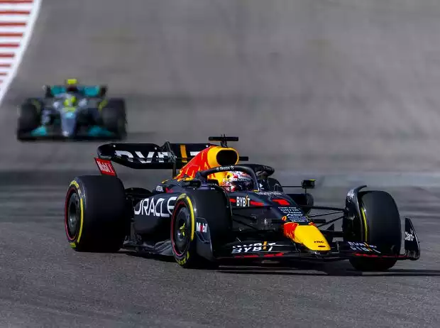 Max Verstappen (Red Bull RB18) vor Lewis Hamilton (Mercedes W13) beim Formel-1-Rennen in Austin 2022 Titel-Bild zur News: Max Verstappen (Red Bull RB18) vor Lewis Hamilton (Mercedes W13) beim Formel-1-Rennen in Austin 2022