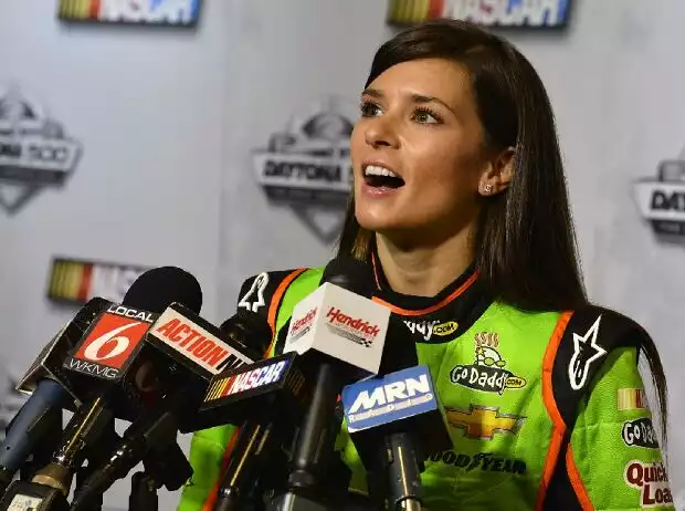 Danica Patrick gibt ein Interview nach ihrer NASCAR-Poleposition im Daytona 500 2013 Titel-Bild zur News: Danica Patrick gibt ein Interview nach ihrer NASCAR-Poleposition im Daytona 500 2013