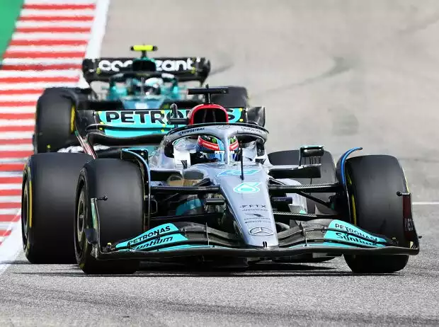 George Russell (Mercedes W13) vor Sebastian Vettel (Aston Martin AMR22) beim Formel-1-Rennen in Austin 2022 Titel-Bild zur News: George Russell (Mercedes W13) vor Sebastian Vettel (Aston Martin AMR22) beim Formel-1-Rennen in Austin 2022