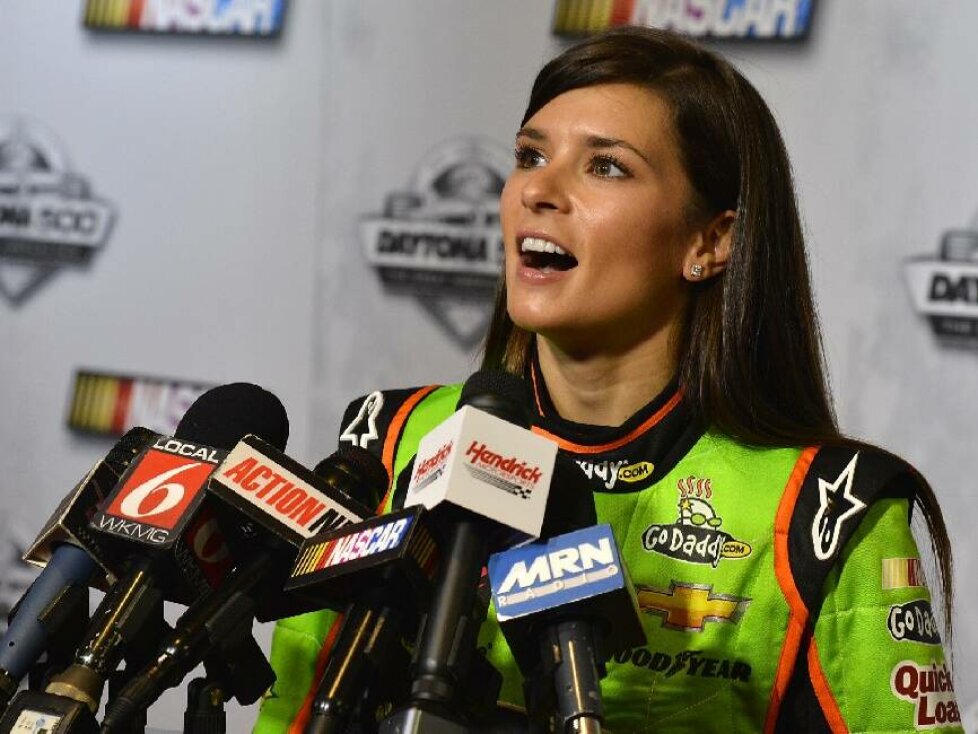 Danica Patrick gibt ein Interview nach ihrer NASCAR-Poleposition im Daytona 500 2013