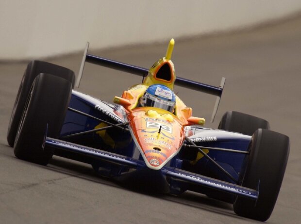Sarah Fisher auf dem Indianapolis Motor Speedway im Jahr 2002 Sarah Fisher auf dem Indianapolis Motor Speedway im Jahr 2002