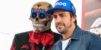 Fernando Alonso mit einem Kostümträger beim Formel-1-Rennen in Mexiko