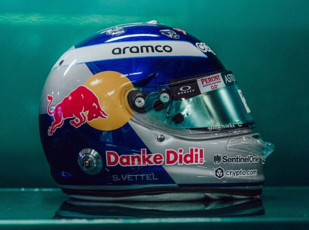 Titel-Bild zur News: Der Helm von Sebastian Vettel zu Ehren von Dietrich Mateschitz beim Formel-1-Rennen in Mexiko 2022