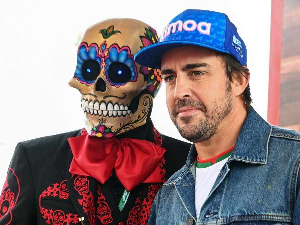 Fernando Alonso mit einem Kostümträger beim Formel-1-Rennen in Mexiko