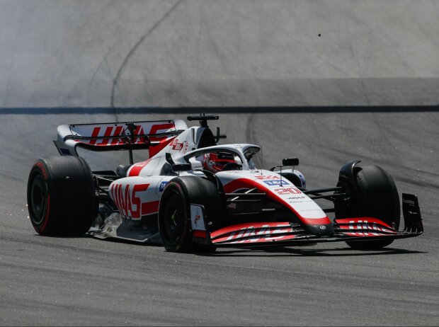 Titel-Bild zur News: Kevin Magnussen (Haas VF-22) ist beim Formel-1-Rennen in Barcelona 2022 mit beschädigtem Frontflügel unterwegs