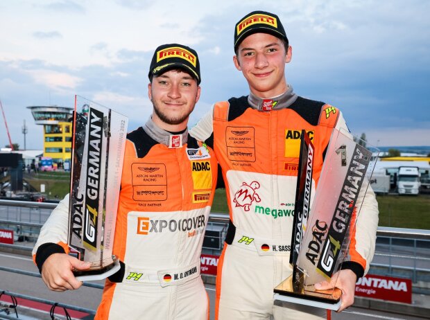Titel-Bild zur News: Hugo Sasse und Mike David Ortmann sind die Meister der ADAC GT4 Germany 2022